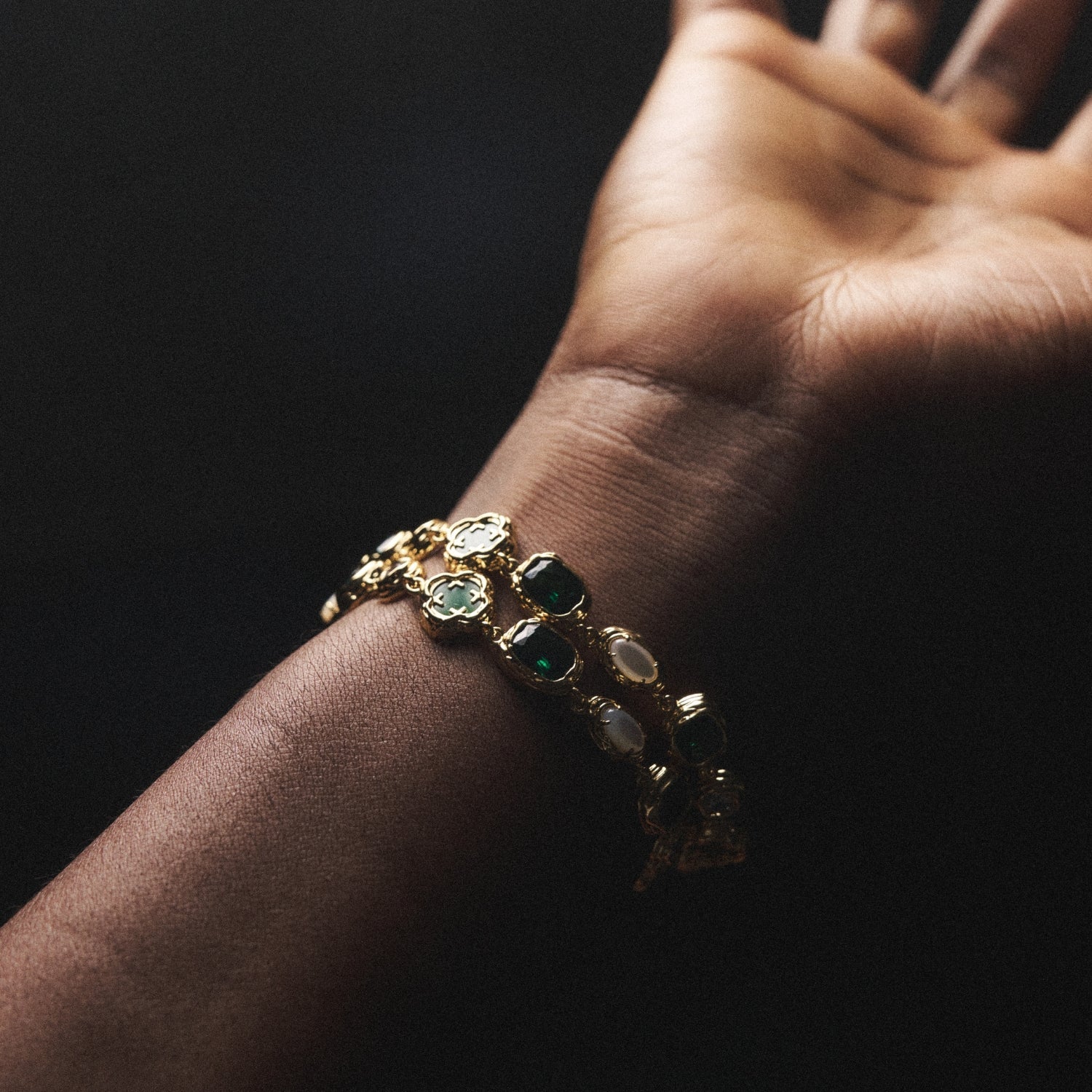 Armband aus geschmolzenem Smaragd (Gold)