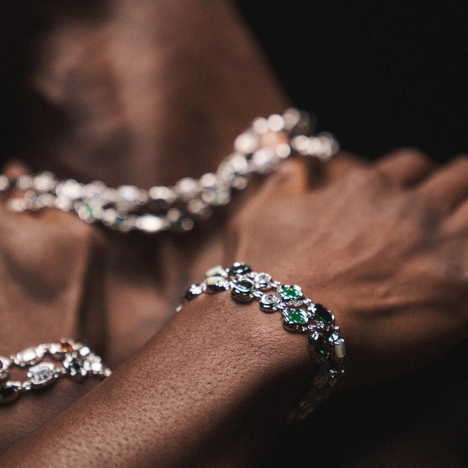 Armband aus geschmolzenem Smaragd (Silber)