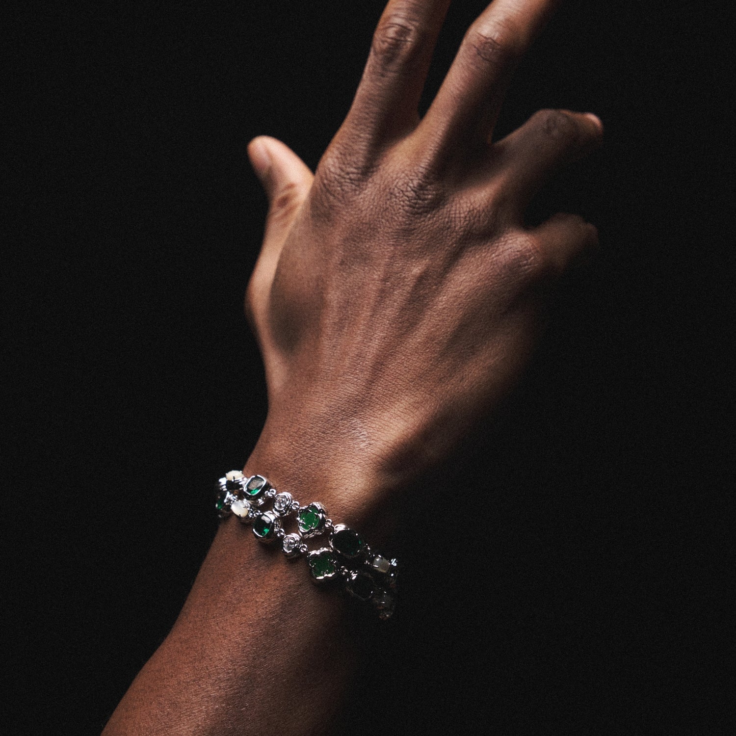 Armband aus geschmolzenem Smaragd (Silber)