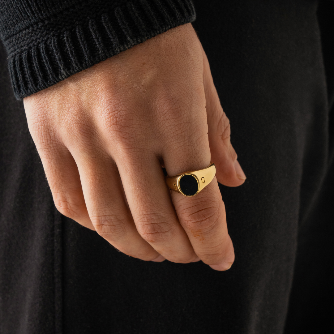 Onyx Oval Stone Signet Ring (Gold)