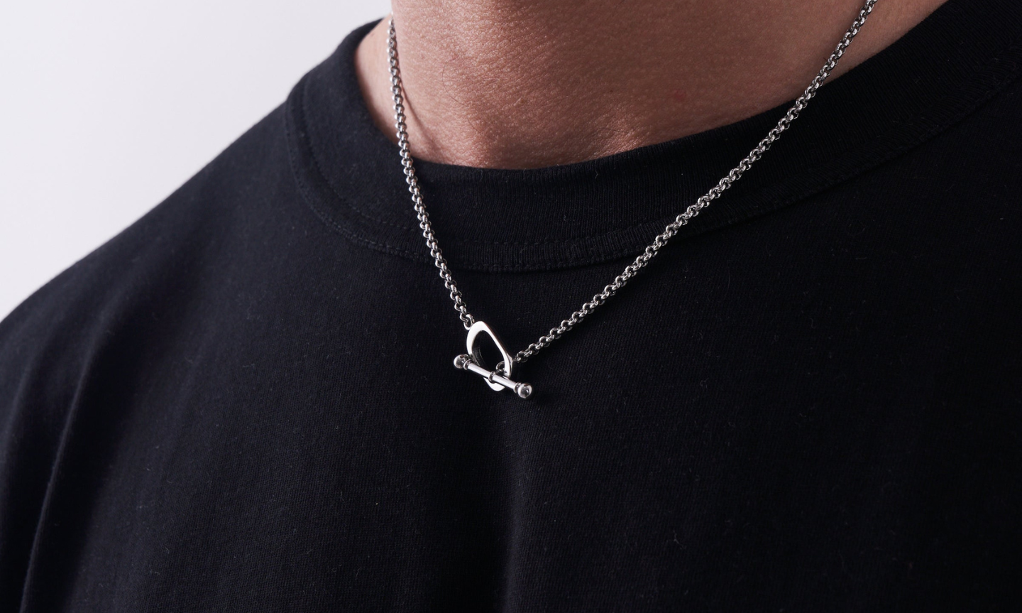 What Is a Toggle Necklace and How Do You Wear It?