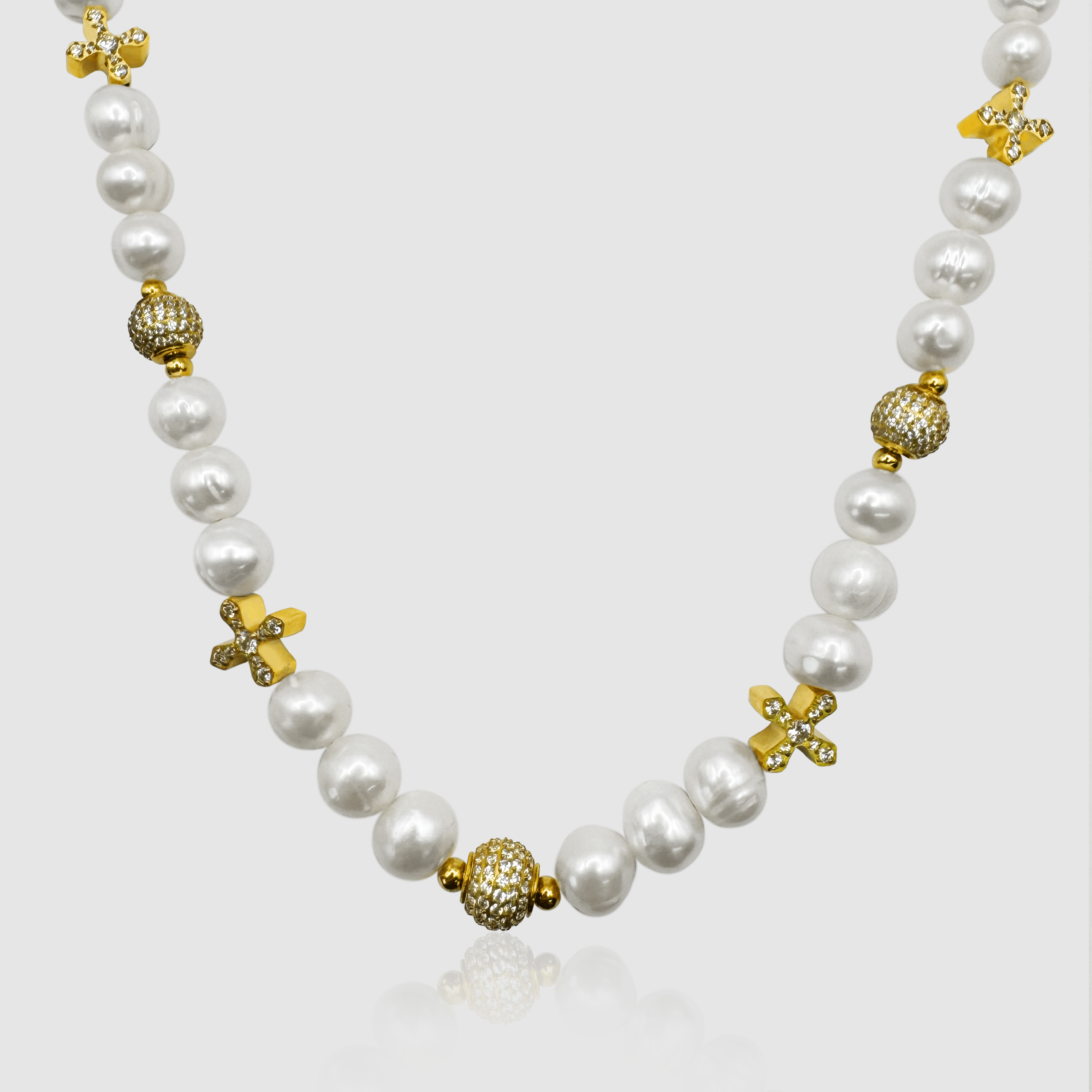 Collana con croce ghiacciata di vere perle (oro)