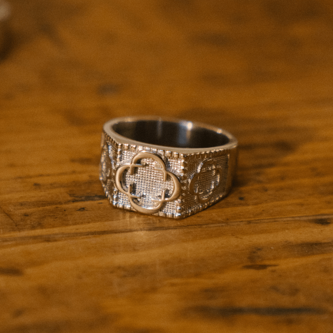 送税込【CRAFTD London】CLOVER SOVEREIGN RING 指輪 (2色) 国発 Clover Sovereign Ring (Silver)