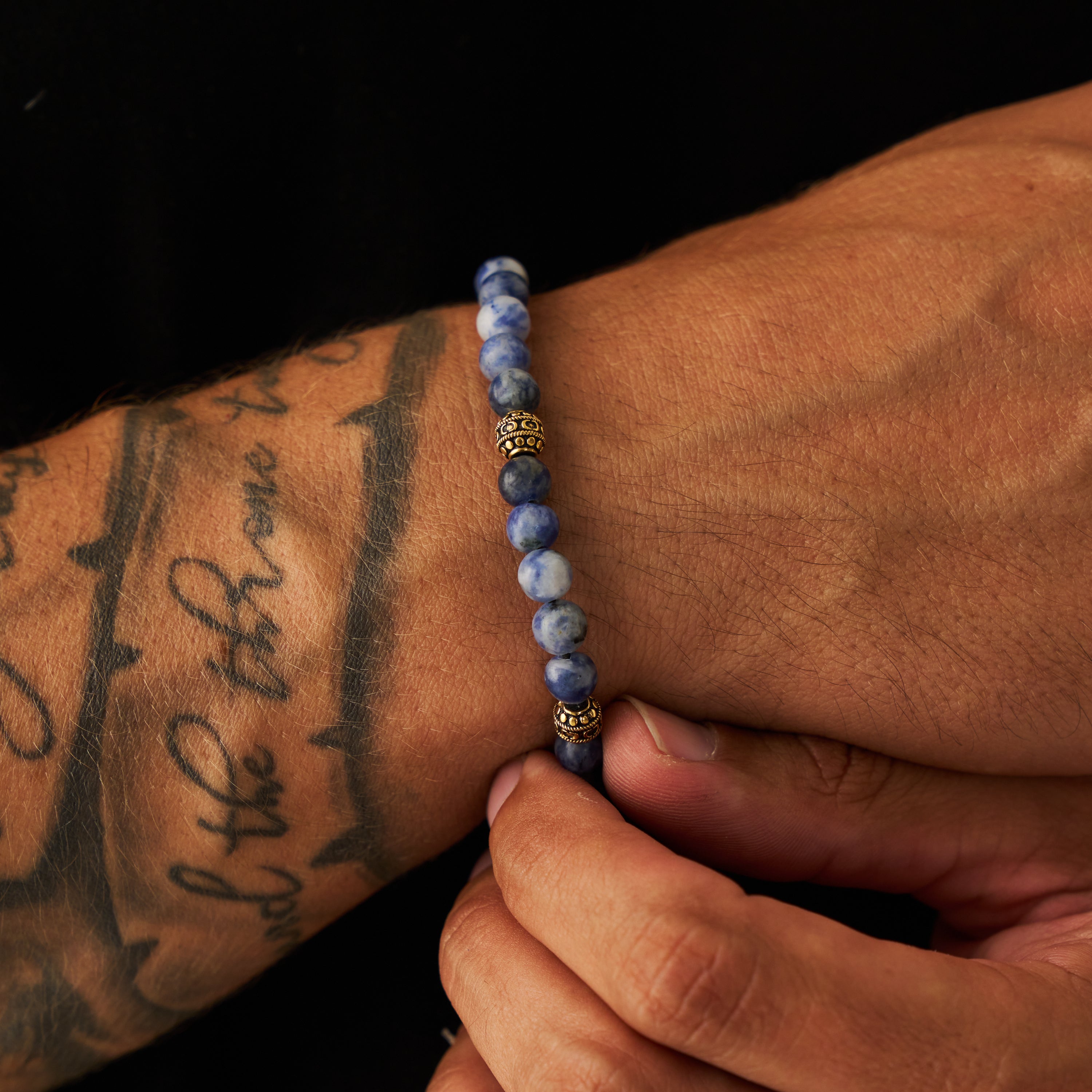 CRAFTD London クラフトロンドン SODALITE STONE BRACELET Blue Sodalite Stone Bead Bracelet (Gold)