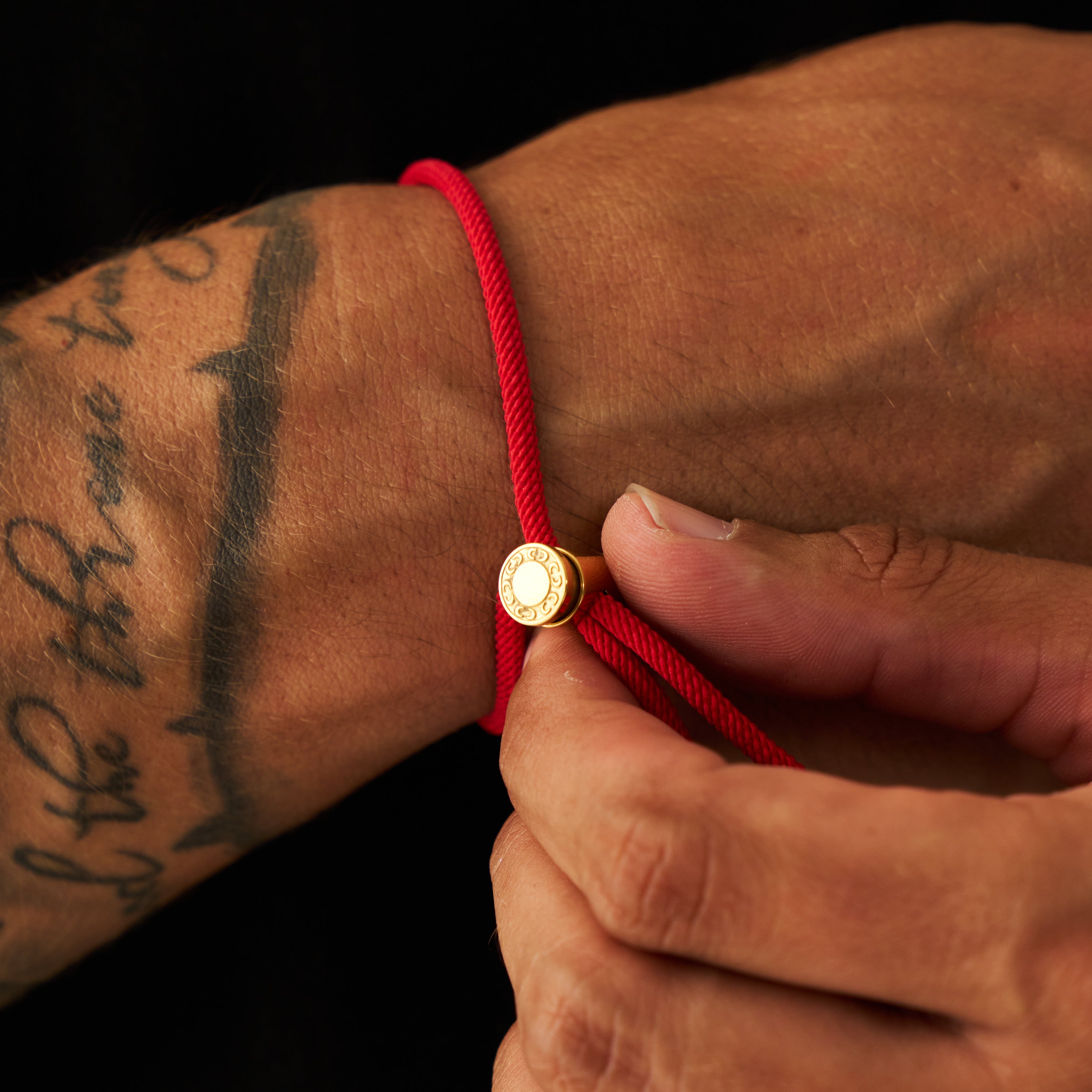 Bracelet à bascule en cordon rouge (or)