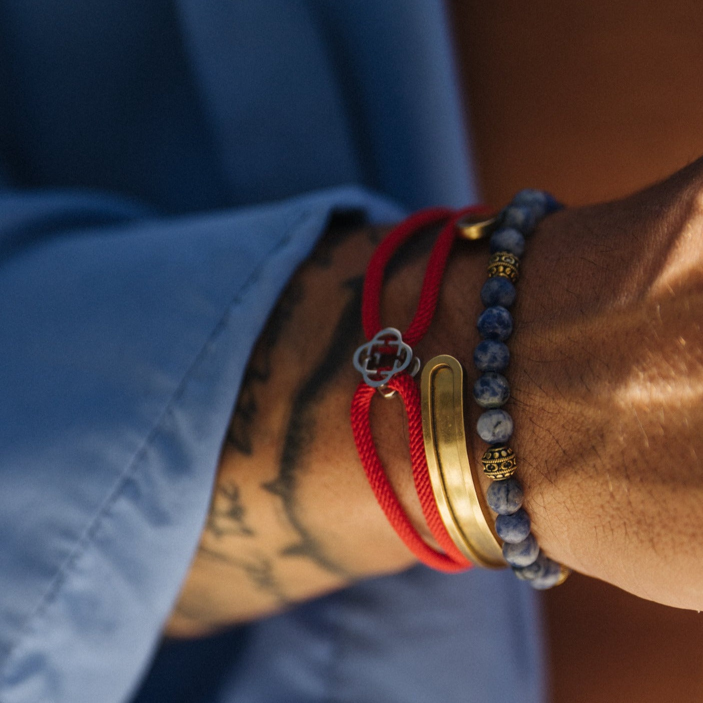 CRAFTD London クラフトロンドン SODALITE STONE BRACELET Blue Sodalite Stone Bead Bracelet (Gold)
